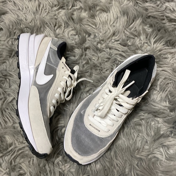 NIKE SNEAKERS SIZE 6 1/2. - Picture 5 of 7